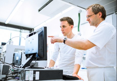 2 forscher am Computer.jpg