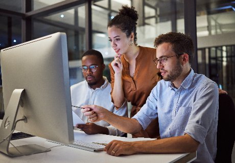 3 forscherInnne vor Bildschirm im Büro.jpg