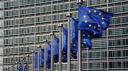 EU fahnen vor EK Gebäude.jpg