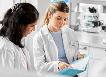 Forscherinnen mit Unterlagen.jpg