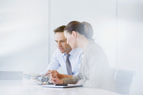 Frau Mann Besprechungstisch plainpicture.jpg