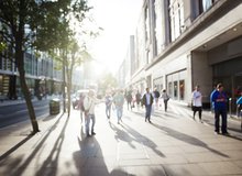 Stadt Strasse mit Menschen Fotolia_79830019_S.jpg