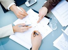 Tisch Hände Papier Stifte.jpg