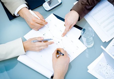 Tisch Hände Papier Stifte.jpg